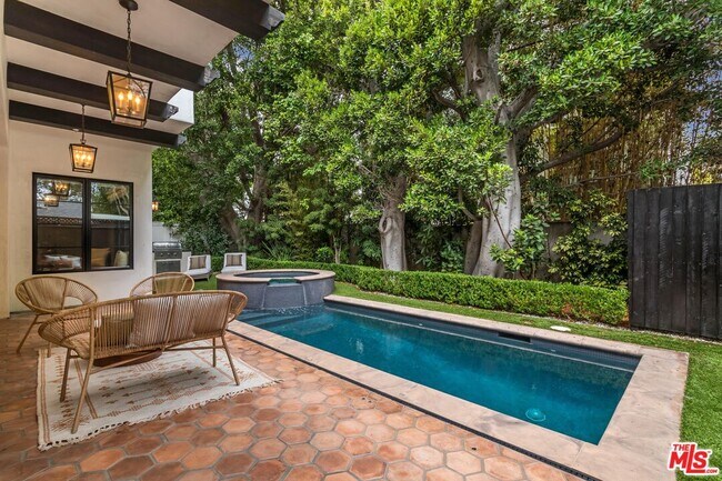 Building Photo - 820 N Vista St