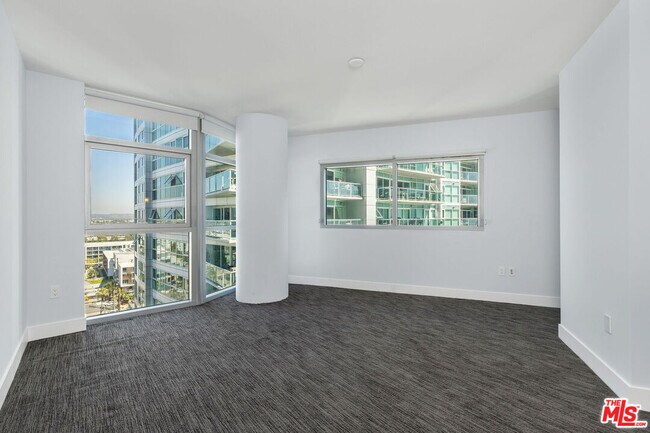 Building Photo - 13650 Marina Pointe Dr