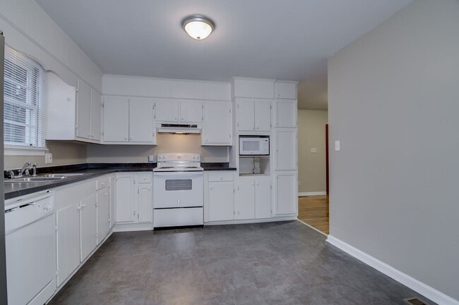 Building Photo - Updated 3 Bed 2 Bath off Columbia Rd