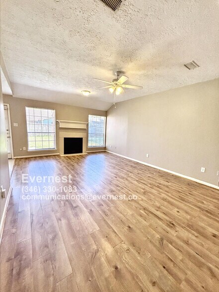 Building Photo - 21222 Park Mt Dr