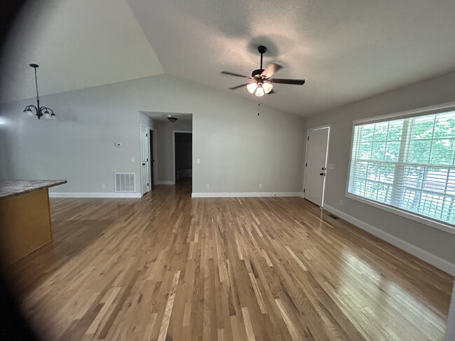 Building Photo - 3-Bedroom Ranch Style Home with 2 Full Bat...