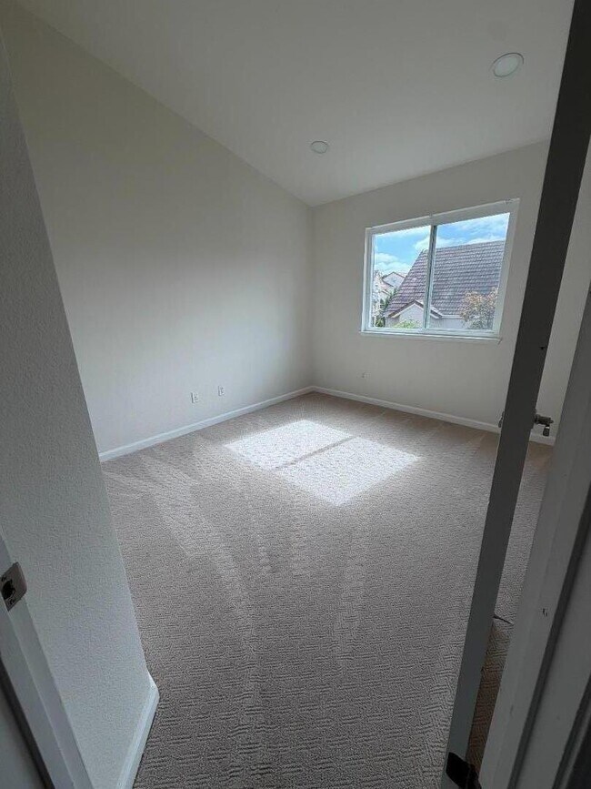Building Photo - 5572 Tan Oak Dr