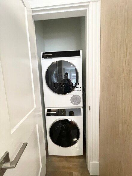 Building Photo - 215 Newbury St