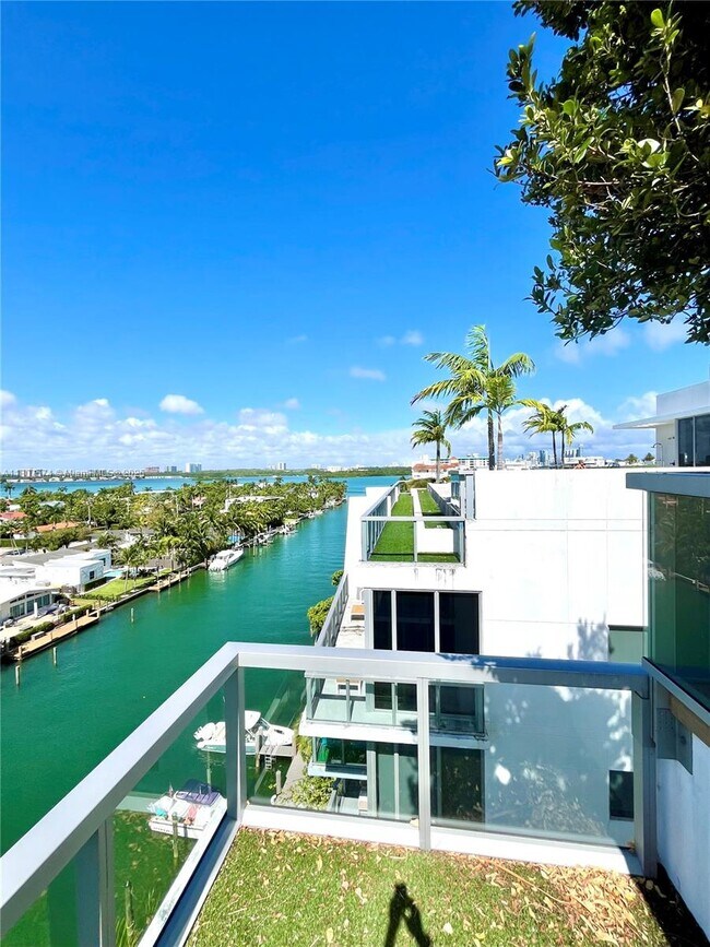 Building Photo - 9940 W Bay Harbor Dr