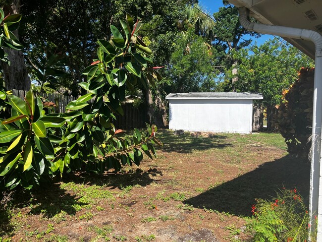 Building Photo - 2 Bedroom with fenced in backyard