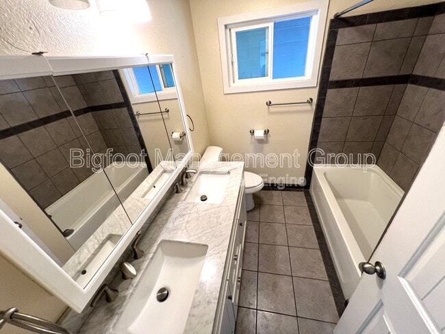 Building Photo - 3750 Heather Dr