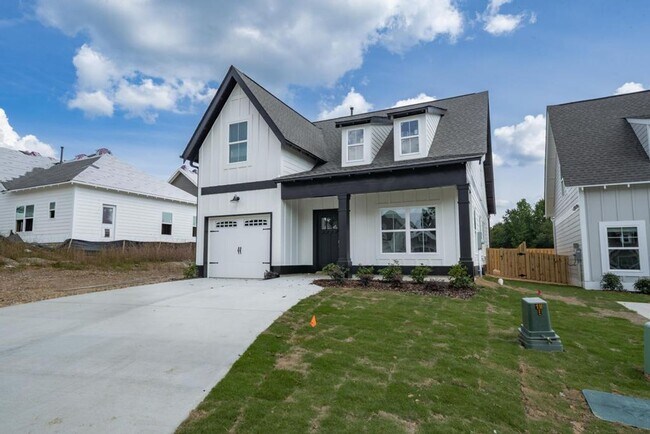 Building Photo - Spacious home with primary suite on main l...