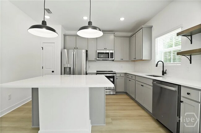 Building Photo - Beautiful 5-Bedroom, 3-Bath Home in Bloomingdale – Pet Friendly!
