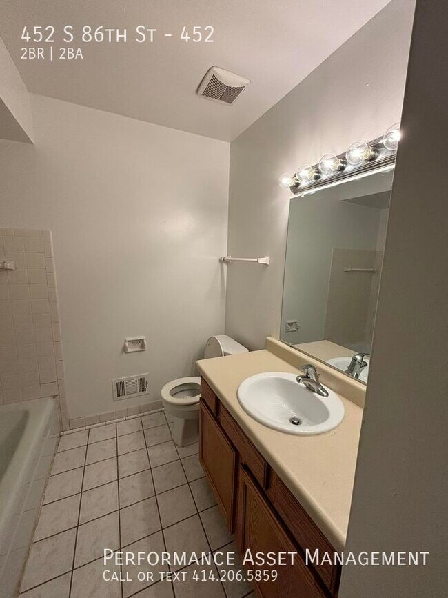 Building Photo - Charming 2 bed / 2bathTownhouse Apartment