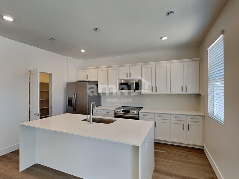 Building Photo - 9527 E Friedel Dr