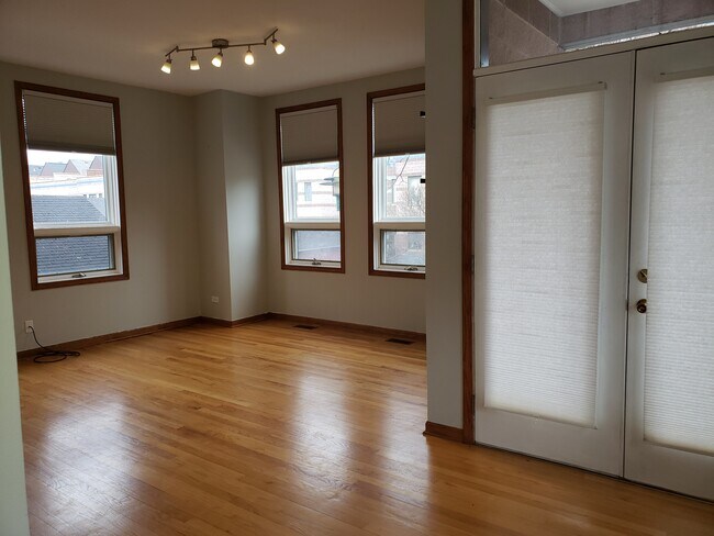 Building Photo - 906 E 54th St