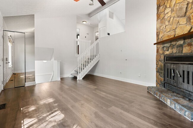 Building Photo - 2108 Mariner Cir