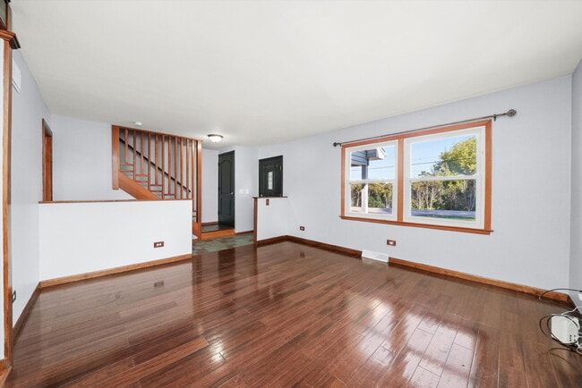 Building Photo - Updated Grayslake Home with Sunroom and Fl...