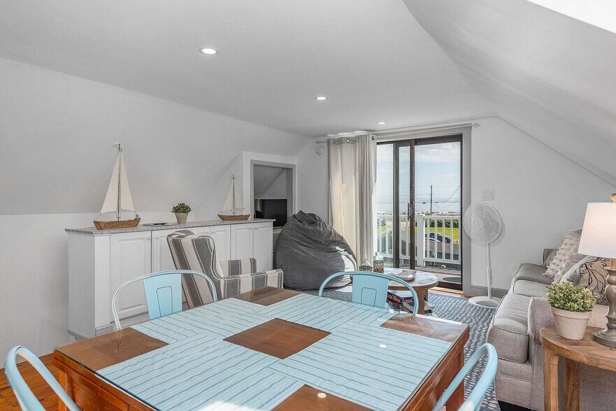 Building Photo - 1497 Ocean, Unit #1 Carriage House