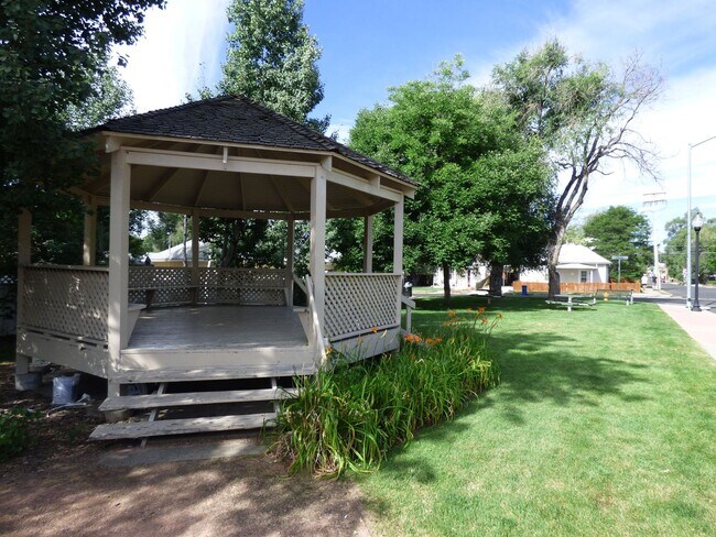 Building Photo - $0 DEPOSIT OPTION! CHARMING EDGEWATER 3 BED/2BATH HOME 3 BLOCKS FROM SLOAN'S LAKE