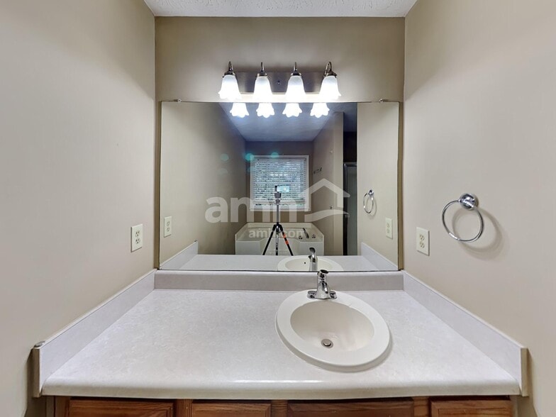 Building Photo - 251 Stewart Dr