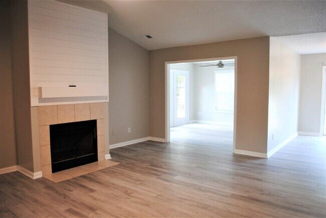 Building Photo - Pawleys Retreat