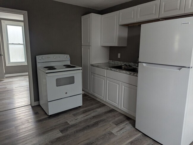 Building Photo - 3 Bedroom Home — Available December 26 in Columbus, KS!