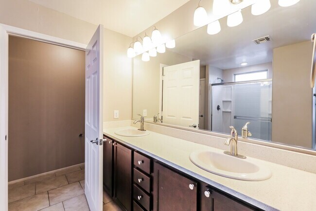 Building Photo - 207 E Calle Vivaz