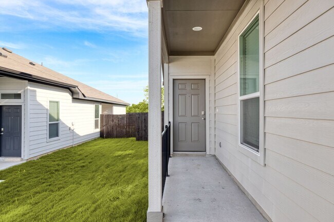 Building Photo - Stunning 4-bedroom, 3-bathroom Luxury Duplex on a HUGE Corner Lot!