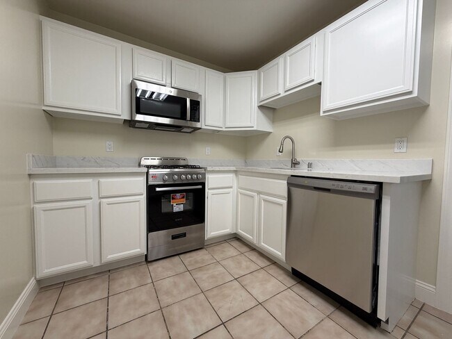 Building Photo - 569-571-571 Minna St