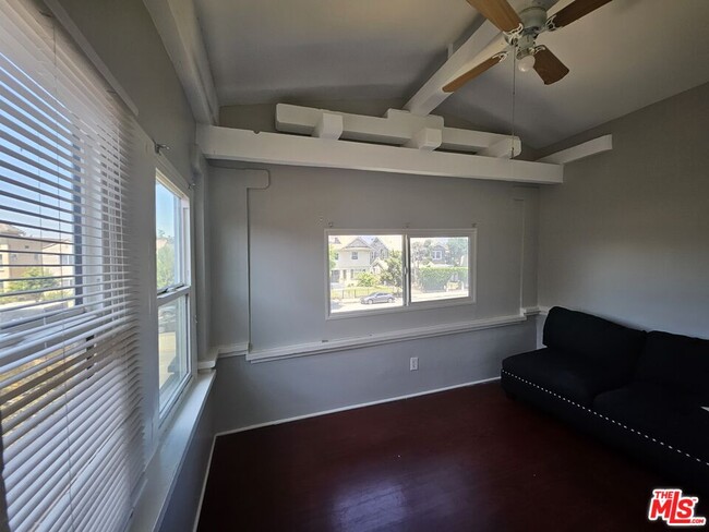 Building Photo - 2932 1/2 Normandie Ave