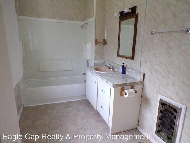 Building Photo - 3 br, 1.5 bath House - 164 E Delta