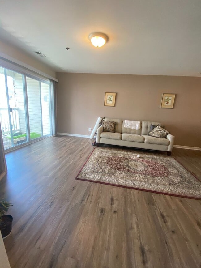 Building Photo - Third Level Condo in Kernersville!