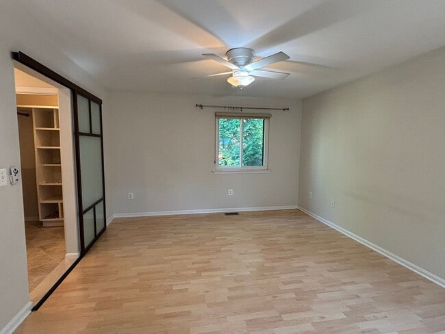 Building Photo - Adorable 1 bedroom 1.5. bath end unit townhouse in Annapolis