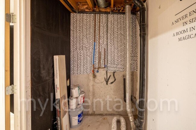 Building Photo - 6441 Hallet St