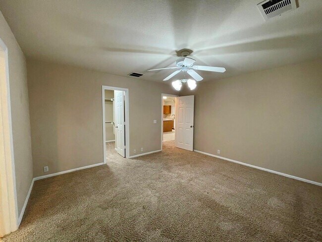 Building Photo - 376 Spruce Dr