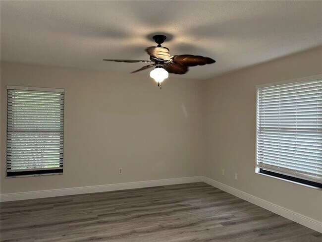 Building Photo - 484 E Maine Ave