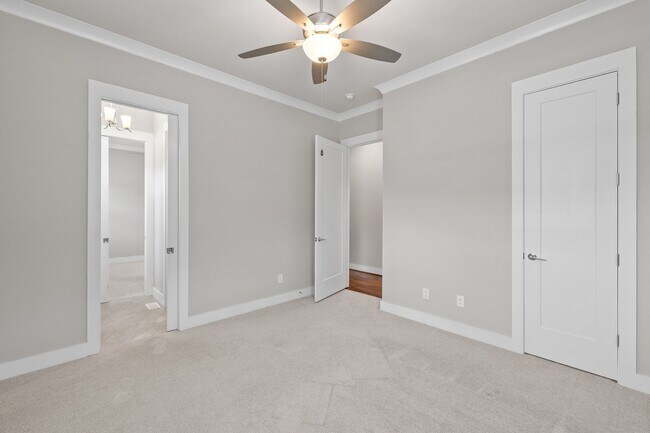 Building Photo - **Luxury 4/4 with Fenced in Yard**