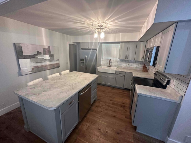 Building Photo - 688 Frankfort Dr