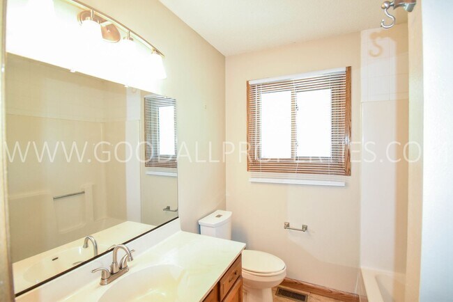 Building Photo - 3 Bedroom, 1.5 Bath Home in West Des Moines