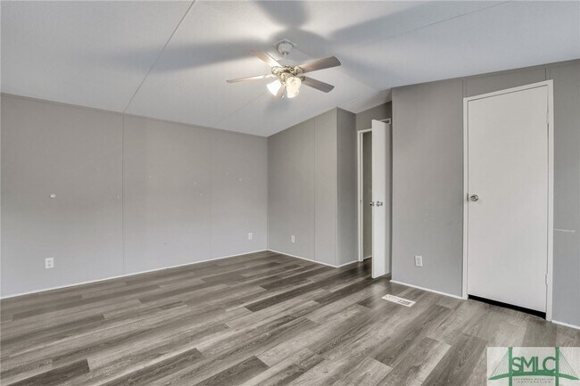 Building Photo - 3 Pine Rd