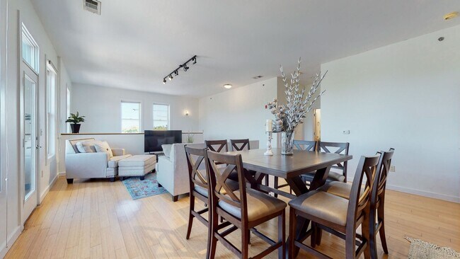 Building Photo - 1706 18th Ave S