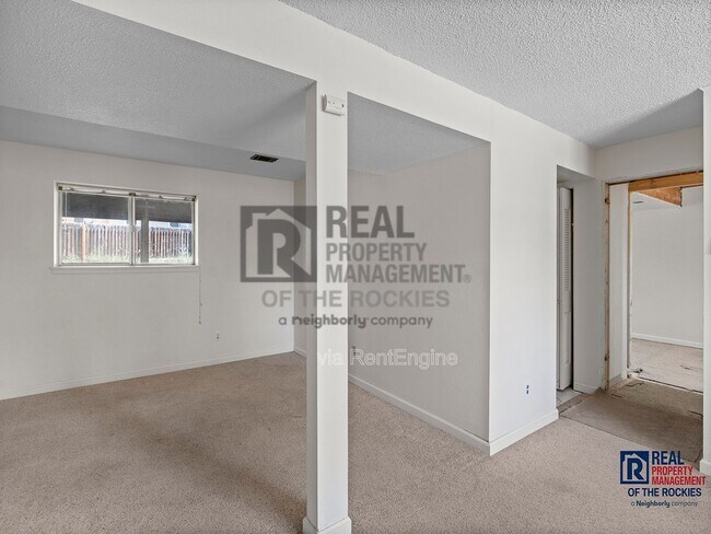 Building Photo - 412 Towhee St