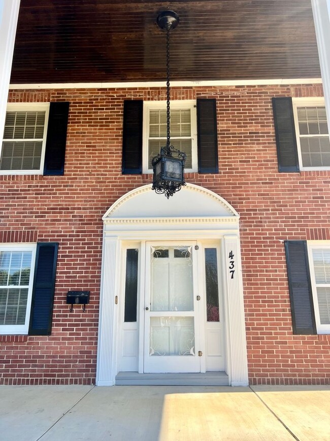 Building Photo - 437 Banks St