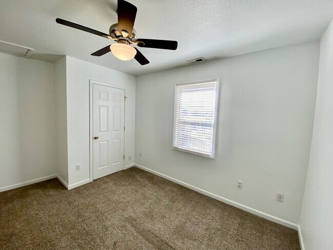 Building Photo - Candler - Two Bedroom updated apartment