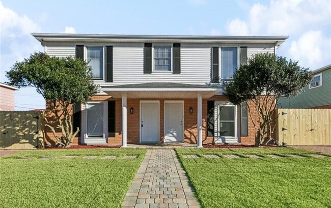 Building Photo - 2427 Octavia Dr