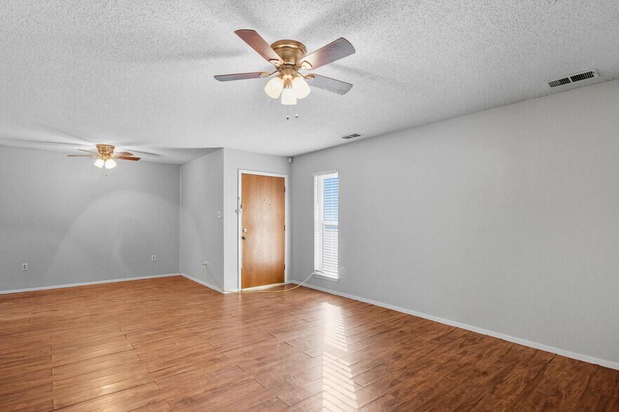 Building Photo - 4934 Greenslope Dr