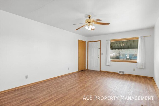 Building Photo - 832 Haines Ave