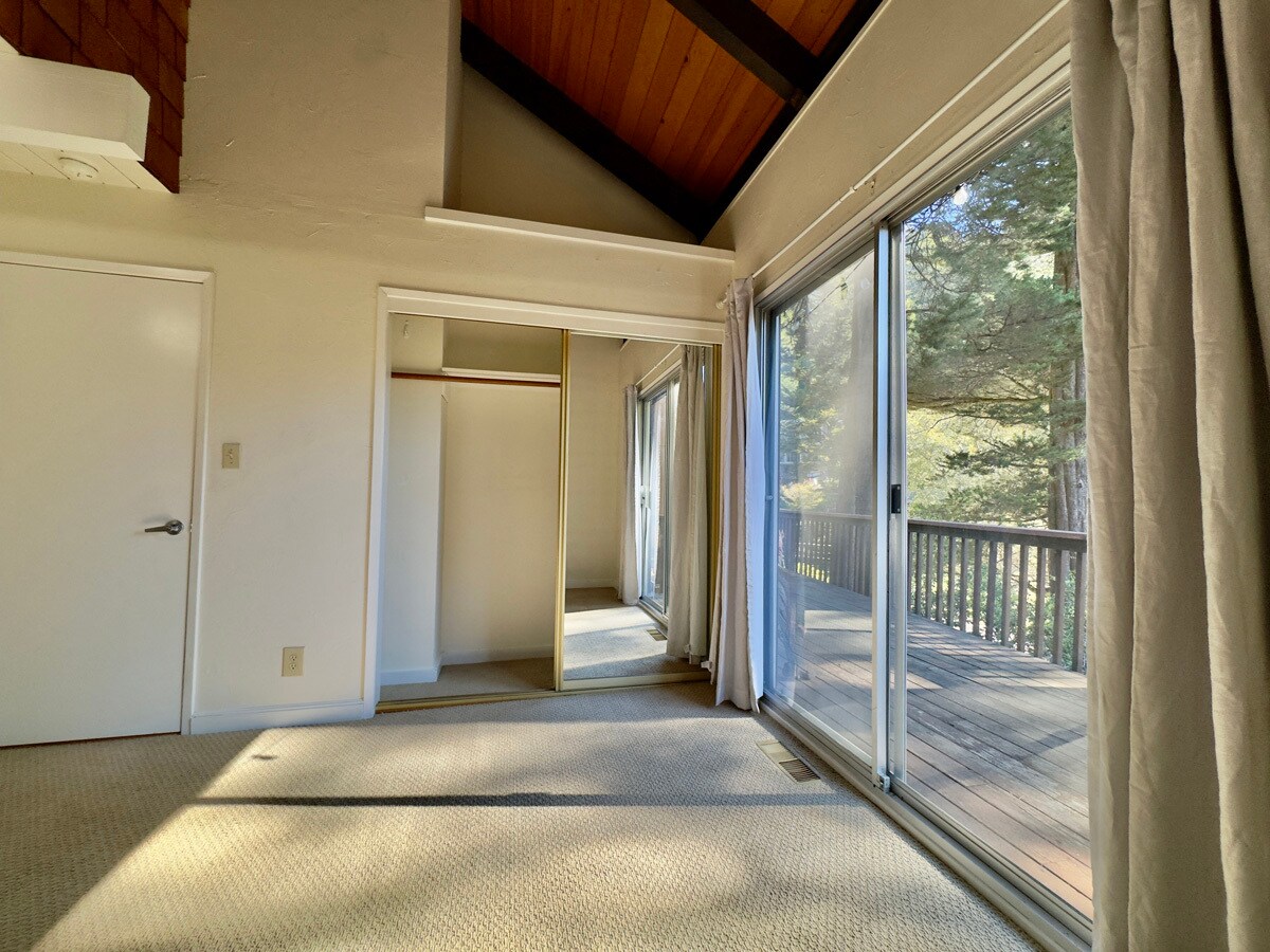 Building Photo - 6583 Valley View Rd