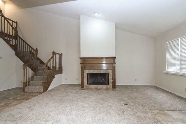 Building Photo - Lovely South Tulsa location close to shopping and restaurants