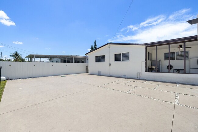 Building Photo - 7021 SW 10th Ct