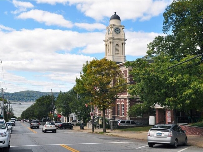 Building Photo - 1 S Astor St