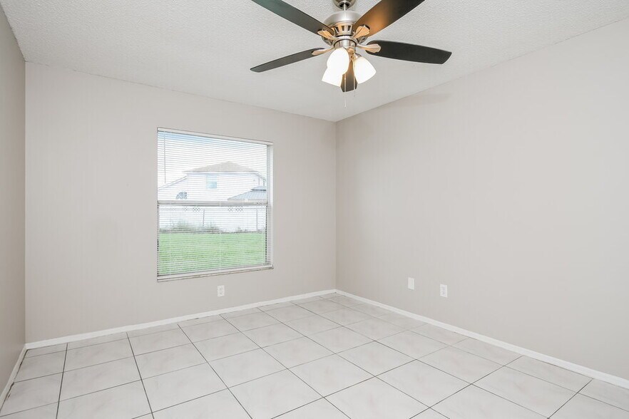 Building Photo - 305 Palmview Ct