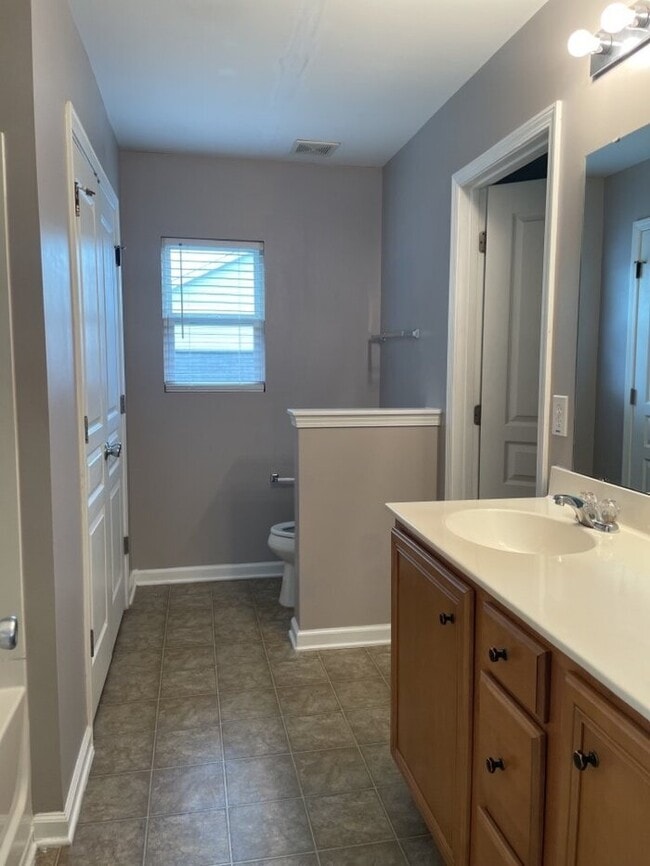 Building Photo - 8806 Shadowglen Dr