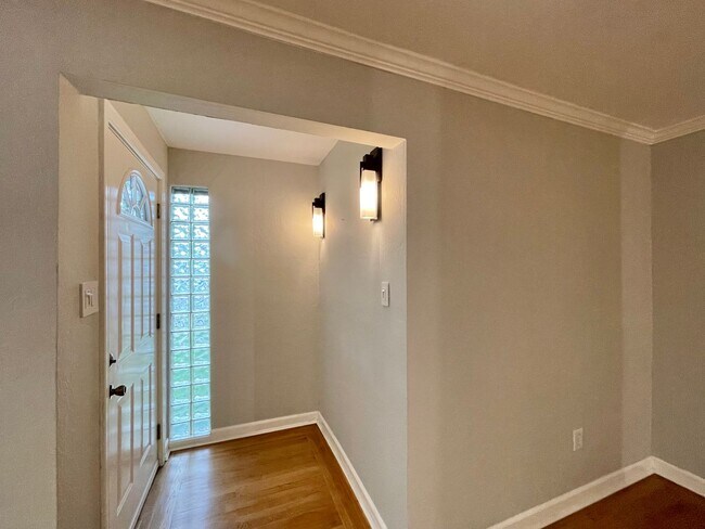 Building Photo - Charming 3 Bedroom 2 Bath Home in Old Town...